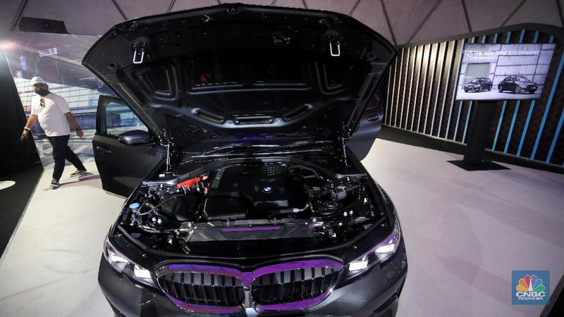 BMW 320i Dynamic  saat acara BMW Group Driving Experience 2021 di Senayan Park, Jumat (22/10/2021). Ini merupakan varian pengganti dari 320i sebelumnya yang hadir dalam trim Sport. (CNBC Indonesia/Andrean Kristianto)