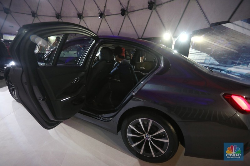 BMW 320i Dynamic saat acara BMW Group Driving Experience 2021 di Senayan Park, Jumat (22/10/2021). Ini merupakan varian pengganti dari 320i sebelumnya yang hadir dalam trim Sport. (CNBC Indonesia/Andrean Kristianto) BMW 320i Dynamic saat acara BMW Group Driving Experience 2021 di Senayan Park, Jumat (22/10/2021). Ini merupakan varian pengganti dari 320i sebelumnya yang hadir dalam trim Sport. (CNBC Indonesia/Andrean Kristianto)