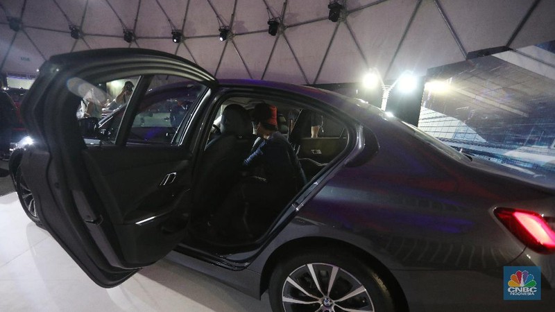 BMW 320i Dynamic  saat acara BMW Group Driving Experience 2021 di Senayan Park, Jumat (22/10/2021). Ini merupakan varian pengganti dari 320i sebelumnya yang hadir dalam trim Sport. (CNBC Indonesia/Andrean Kristianto)