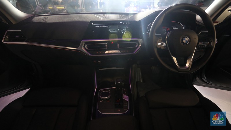 BMW 320i Dynamic  saat acara BMW Group Driving Experience 2021 di Senayan Park, Jumat (22/10/2021). Ini merupakan varian pengganti dari 320i sebelumnya yang hadir dalam trim Sport. (CNBC Indonesia/Andrean Kristianto)