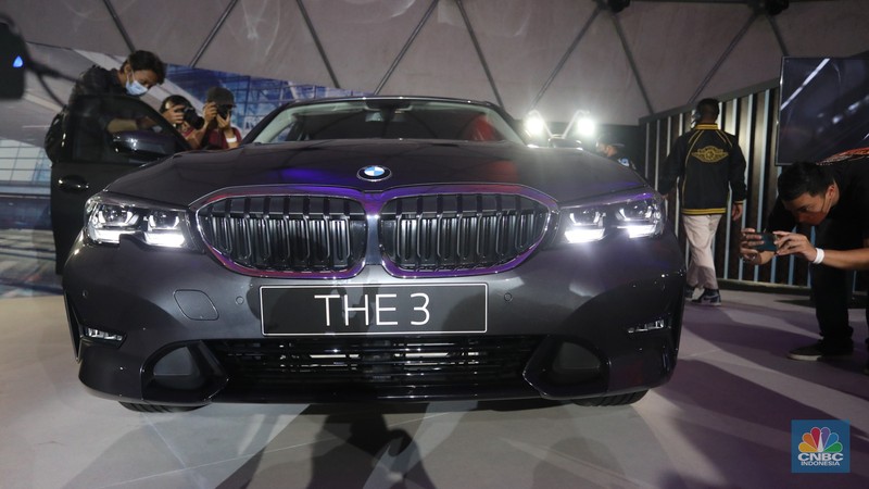 BMW 320i Dynamic saat acara BMW Group Driving Experience 2021 di Senayan Park, Jumat (22/10/2021). Ini merupakan varian pengganti dari 320i sebelumnya yang hadir dalam trim Sport. (CNBC Indonesia/Andrean Kristianto) BMW 320i Dynamic saat acara BMW Group Driving Experience 2021 di Senayan Park, Jumat (22/10/2021). Ini merupakan varian pengganti dari 320i sebelumnya yang hadir dalam trim Sport. (CNBC Indonesia/Andrean Kristianto)