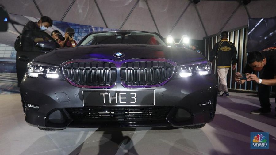 BMW 320i Dynamic  saat acara BMW Group Driving Experience 2021 di Senayan Park, Jumat (22/10/2021). Ini merupakan varian pengganti dari 320i sebelumnya yang hadir dalam trim Sport. (CNBC Indonesia/Andrean Kristianto)