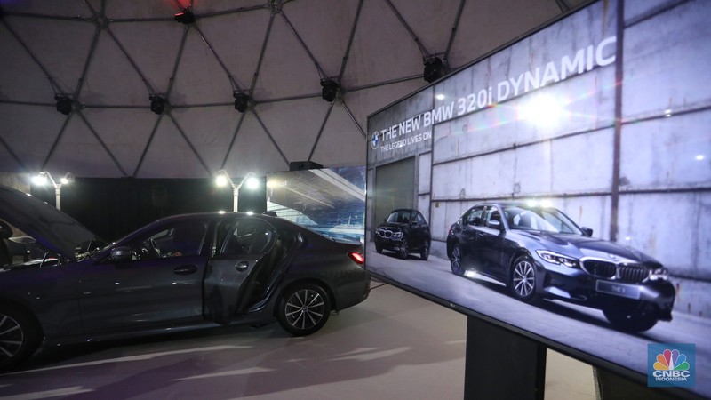 Mobil Listrik Hyundai IONIQ 5 Produksi Indonesia Mobil Listrik Hyundai IONIQ 5 Produksi Indonesia yang di pamerkan dalam ajang Indonesia International Motor Show (IIMS) 2022 di JIExpo-Kemayoran, Kamis (31/3/2022). IONIQ 5 merupakan mobil listrik yang diproduksi di pabrik Hyundai di Cikarang, Jawa Barat. (CNBC Indonesia/ Tri Susilo).