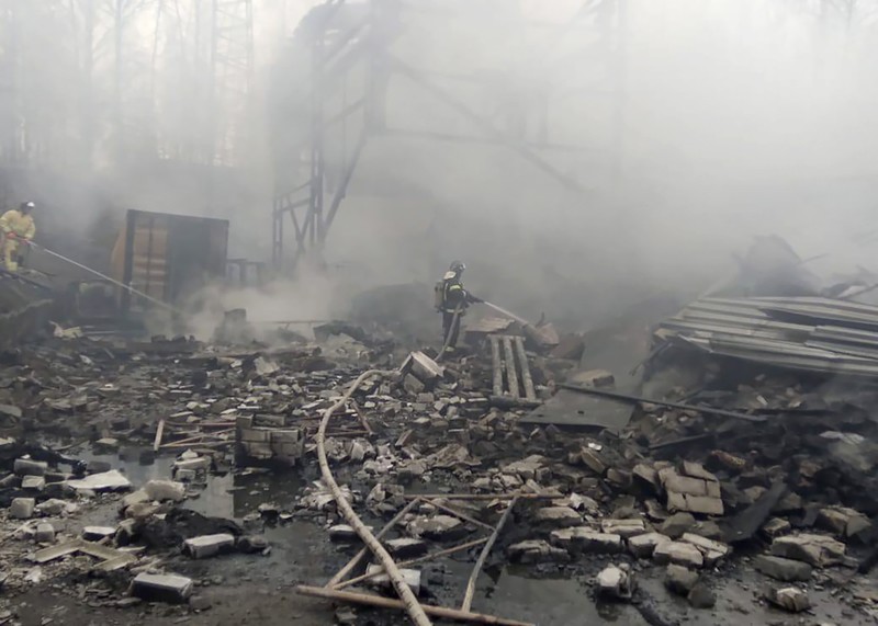 Pabrik senjata Rusia kebakaran. (via REUTERS/RUSSIA'S EMERGENCIES MINISTRY) Pabrik senjata Rusia kebakaran. (via REUTERS/RUSSIA'S EMERGENCIES MINISTRY)