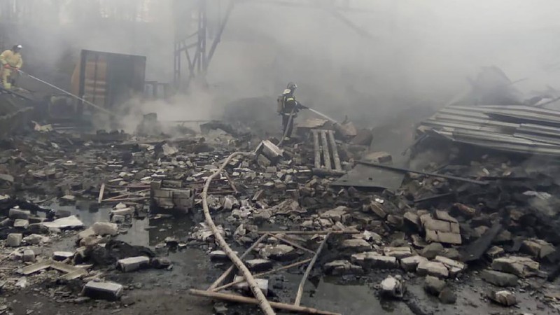 Pabrik senjata Rusia kebakaran. (via REUTERS/RUSSIA'S EMERGENCIES MINISTRY)