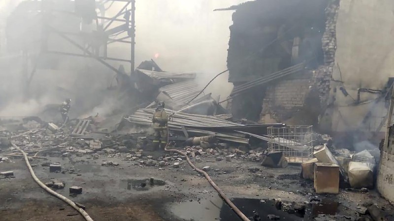 Pabrik senjata Rusia kebakaran. (via REUTERS/RUSSIA'S EMERGENCIES MINISTRY)