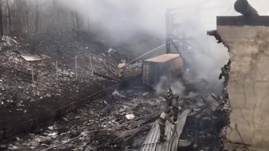 Pabrik senjata Rusia kebakaran. (via REUTERS/RUSSIA'S EMERGENCIES MINISTRY)