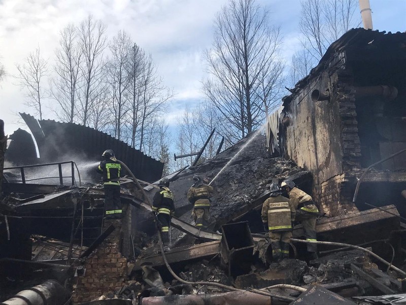 Pabrik senjata Rusia kebakaran. (via REUTERS/RUSSIA'S EMERGENCIES MINISTRY)