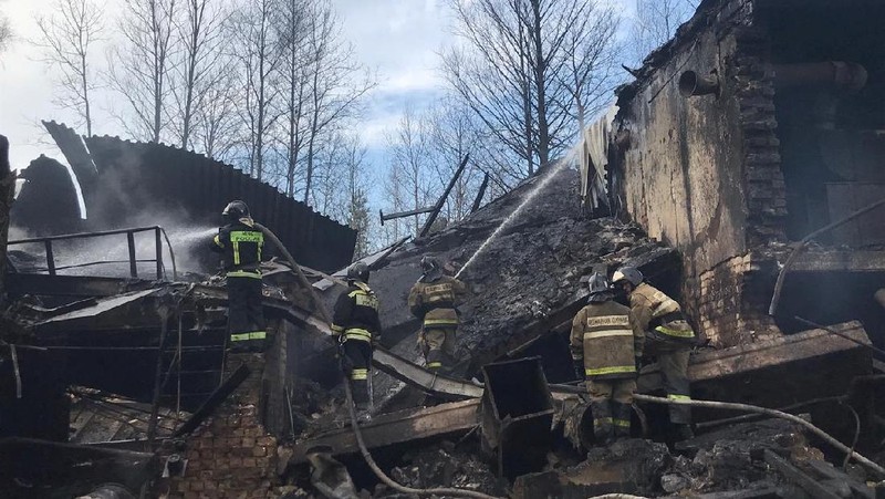 Pabrik senjata Rusia kebakaran. (via REUTERS/RUSSIA'S EMERGENCIES MINISTRY)