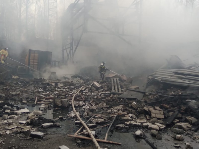 Pabrik senjata Rusia kebakaran. (via REUTERS/RUSSIA'S EMERGENCIES MINISTRY)