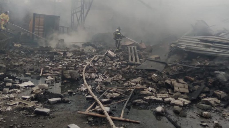 Pabrik senjata Rusia kebakaran. (via REUTERS/RUSSIA'S EMERGENCIES MINISTRY)