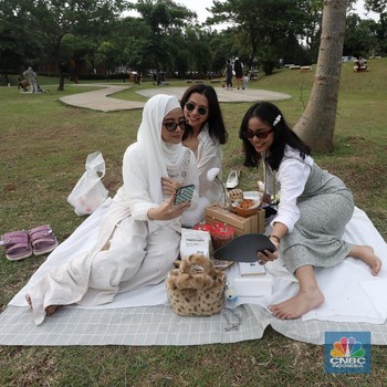 Warga Jakarta Piknik di Antara Hutan Beton Ibu Kota