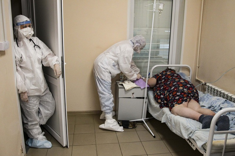 Lonjakan kasus covid-19 di Rusia. (AP/Roman Yarovitcyn) Lonjakan kasus covid-19 di Rusia. (AP/Roman Yarovitcyn)