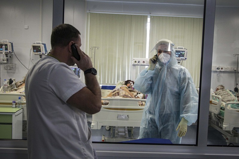 Lonjakan kasus covid-19 di Rusia. (AP/Roman Yarovitcyn) Lonjakan kasus covid-19 di Rusia. (AP/Roman Yarovitcyn)