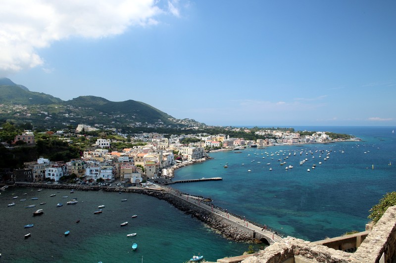Taormina, Italia Taormina, Italia. Dengan pemandangan gunung Etna yang terkenal, serta iklim yang ramah bagi wisatawan membuat daerah ini wajib dikunjungi. Orang-orang menjadikannya tujuan nomor satu dalam daftar tempat terbaik untuk bepergian pada tahun 2022. (Image by Guy Rey-Bellet from Pixabay))