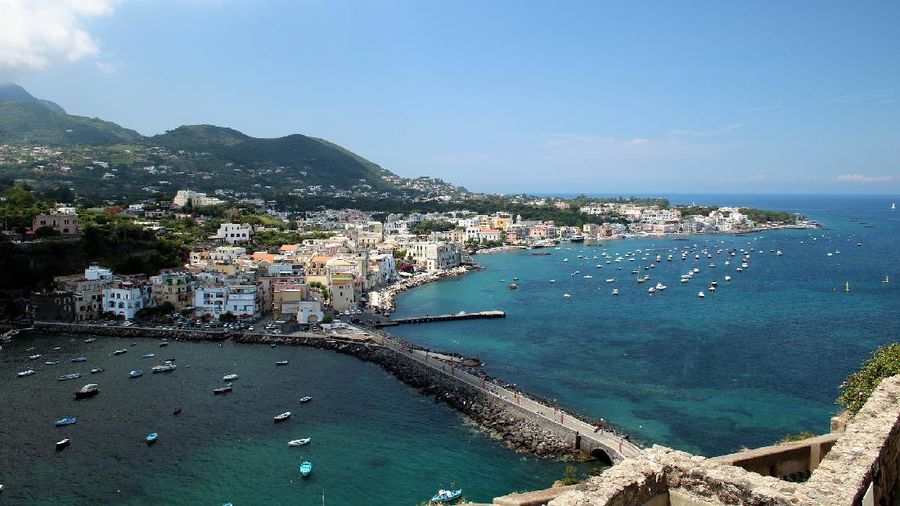 Taormina, Italia. Dengan pemandangan gunung Etna yang terkenal, serta iklim yang ramah bagi wisatawan membuat daerah ini wajib dikunjungi. Orang-orang menjadikannya tujuan nomor satu dalam daftar tempat terbaik untuk bepergian pada tahun 2022.  (Image by Guy Rey-Bellet from Pixabay))