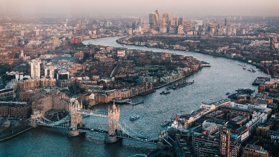 London. London disebut sebagai salah satu kota terbesar di dunia, dan bersinar sehingga tidak pernah membosankan untuk dikunjungi. Kota ini pun memiliki paduan gaya klasik dan modern, dan menjadikannya relevan untuk semua pelancong, tua dan muda.(Photo by Benjamin Davies on Unsplash)