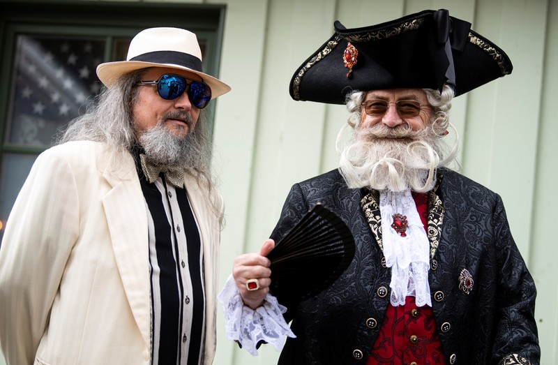 Peserta kejuaraan kumis dan jenggot Jerman 2021 Participant Norbert Dopf from Austria arrives for the German Moustache and Beard Championships 2021 at Pullman City Western Theme Park in Eging am See, Germany, October 23, 2021. REUTERS/Lukas Barth TPX IMAGES OF THE DAY