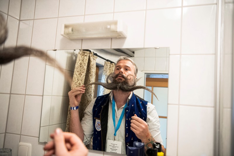 Peserta kejuaraan kumis dan jenggot Jerman 2021 Participant Norbert Dopf from Austria arrives for the German Moustache and Beard Championships 2021 at Pullman City Western Theme Park in Eging am See, Germany, October 23, 2021. REUTERS/Lukas Barth TPX IMAGES OF THE DAY