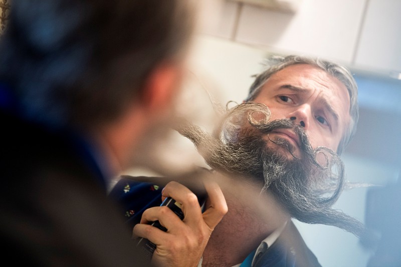 Peserta kejuaraan kumis dan jenggot Jerman 2021 Participant Norbert Dopf from Austria arrives for the German Moustache and Beard Championships 2021 at Pullman City Western Theme Park in Eging am See, Germany, October 23, 2021. REUTERS/Lukas Barth TPX IMAGES OF THE DAY