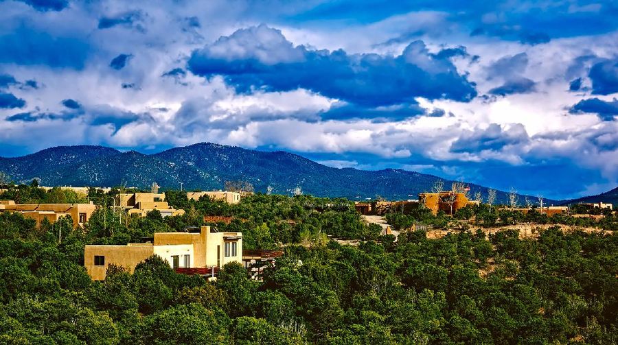 Taormina, Italia. Dengan pemandangan gunung Etna yang terkenal, serta iklim yang ramah bagi wisatawan membuat daerah ini wajib dikunjungi. Orang-orang menjadikannya tujuan nomor satu dalam daftar tempat terbaik untuk bepergian pada tahun 2022.  (Image by Guy Rey-Bellet from Pixabay))