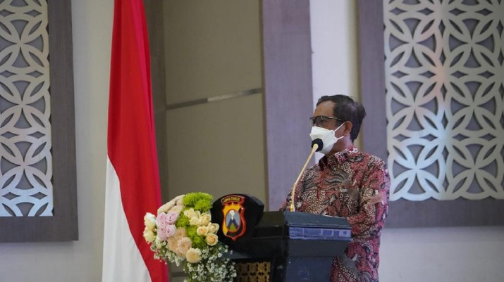 Seniman pertunjukan asal Jawa Timur bertemu Menteri Koordinator Bidang Politik, Hukum dan Keamanan (Menko Polhukam) Mahfud MD. (Dok Polhukam) Seniman pertunjukan asal Jawa Timur bertemu Menteri Koordinator Bidang Politik, Hukum dan Keamanan (Menko Polhukam) Mahfud MD. (Dok Polhukam)