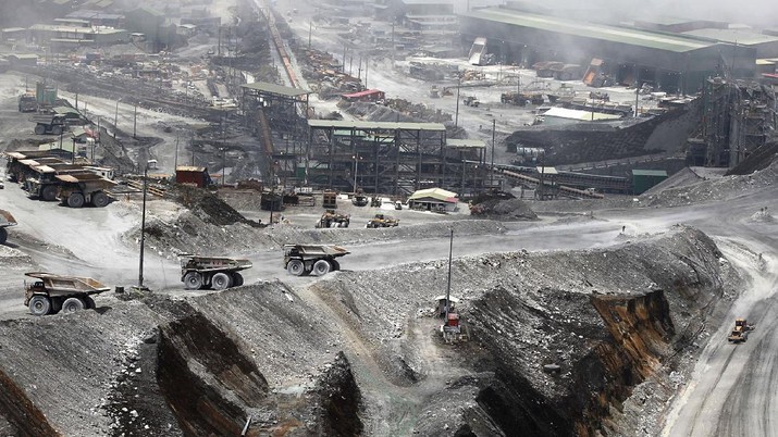 tambang tembaga dan emas Grasberg Freeport FILE PHOTO: Trucks are parked at the open-pit mine of PT Freeport's Grasberg copper and gold mine complex near Timika, in the eastern region of Papua, Indonesia on September 19, 2015 in this file photo taken by Antara Foto. REUTERS/Muhammad Adimaja/Antara FotoATTENTION EDITORS - THIS IMAGE HAS BEEN SUPPLIED BY A THIRD PARTY. IT IS DISTRIBUTED, EXACTLY AS RECEIVED BY REUTERS, AS A SERVICE TO CLIENTS. FOR EDITORIAL USE ONLY. NOT FOR SALE FOR MARKETING OR ADVERTISING CAMPAIGNS MANDATORY CREDIT. INDONESIA OUT. NO COMMERCIAL OR EDITORIAL SALES IN INDONESIA./File Photo