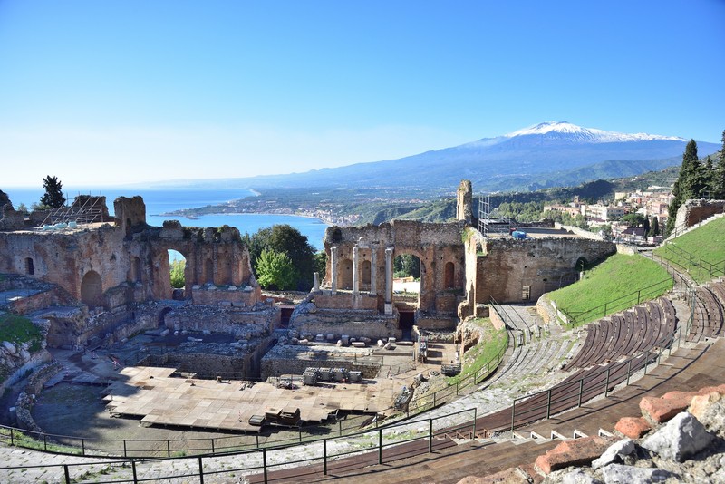Taormina, Italia. Dengan pemandangan gunung Etna yang terkenal, serta iklim yang ramah bagi wisatawan membuat daerah ini wajib dikunjungi. Orang-orang menjadikannya tujuan nomor satu dalam daftar tempat terbaik untuk bepergian pada tahun 2022.  (Image by Guy Rey-Bellet from Pixabay))