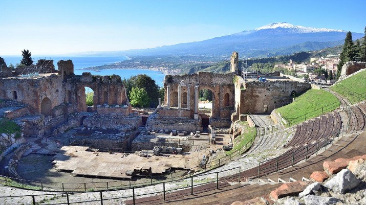 Taormina, Italia. Dengan pemandangan gunung Etna yang terkenal, serta iklim yang ramah bagi wisatawan membuat daerah ini wajib dikunjungi. Orang-orang menjadikannya tujuan nomor satu dalam daftar tempat terbaik untuk bepergian pada tahun 2022.  (Image by Guy Rey-Bellet from Pixabay))
