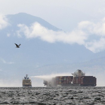 Kapal Kargo Raksasa Terbakar di Laut, Ini Penampakannya