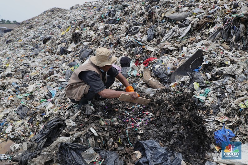 Limbah medis Covid-19 di TPA Burangkeng, Kebupaten Bekasi, Senin (25/10/2021). (CNBC Indonesia/Tri Susilo) Limbah medis Covid-19 di TPA Burangkeng, Kebupaten Bekasi, Senin (25/10/2021). (CNBC Indonesia/Tri Susilo)