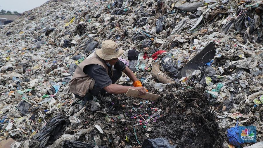 Limbah medis Covid-19 di TPA Burangkeng, Kebupaten Bekasi, Senin (25/10/2021). (CNBC Indonesia/Tri Susilo)