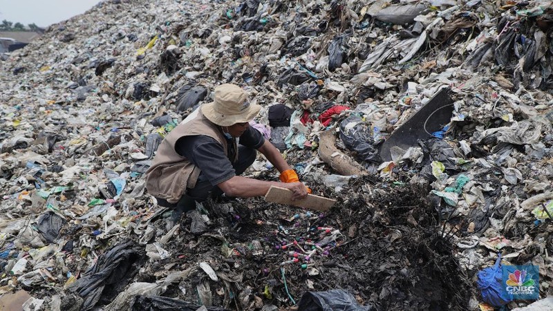 Limbah medis Covid-19 di TPA Burangkeng, Kebupaten Bekasi, Senin (25/10/2021). (CNBC Indonesia/Tri Susilo)
