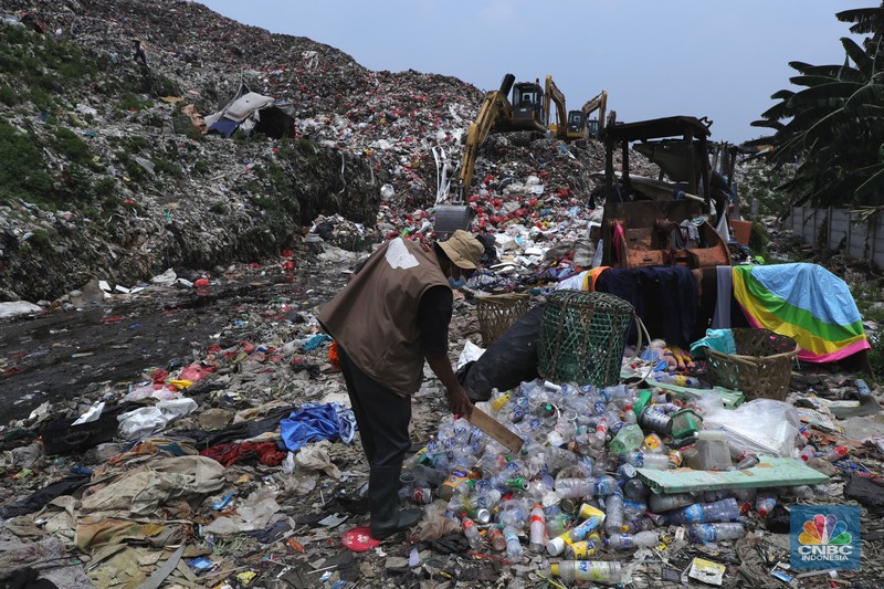 Limbah medis Covid-19 di TPA Burangkeng, Kebupaten Bekasi, Senin (25/10/2021). (CNBC Indonesia/Tri Susilo) Limbah medis Covid-19 di TPA Burangkeng, Kebupaten Bekasi, Senin (25/10/2021). (CNBC Indonesia/Tri Susilo)