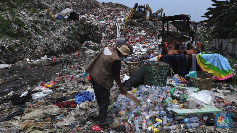 Limbah medis Covid-19 di TPA Burangkeng, Kebupaten Bekasi, Senin (25/10/2021). (CNBC Indonesia/Tri Susilo)