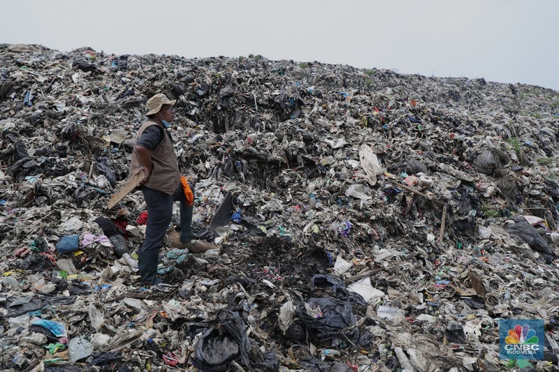 Limbah medis Covid-19 di TPA Burangkeng, Kebupaten Bekasi, Senin (25/10/2021). (CNBC Indonesia/Tri Susilo)