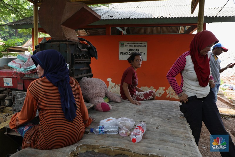 Limbah medis Covid-19 di TPA Burangkeng, Kebupaten Bekasi, Senin (25/10/2021). (CNBC Indonesia/Tri Susilo)
