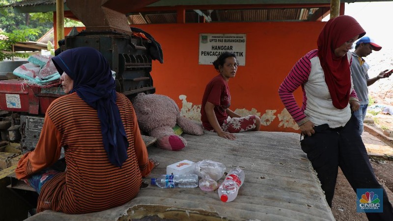 Limbah medis Covid-19 di TPA Burangkeng, Kebupaten Bekasi, Senin (25/10/2021). (CNBC Indonesia/Tri Susilo)