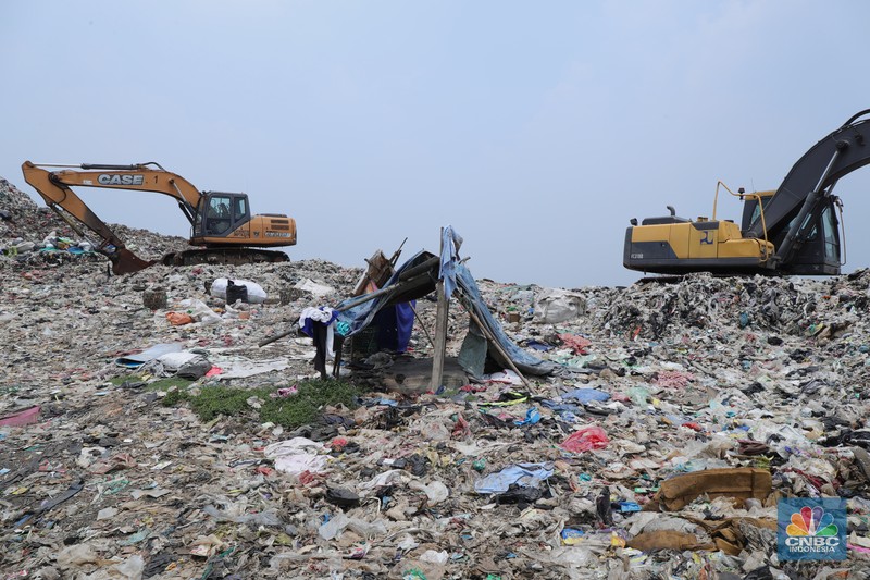 Limbah medis Covid-19 di TPA Burangkeng, Kebupaten Bekasi, Senin (25/10/2021). (CNBC Indonesia/Tri Susilo) Limbah medis Covid-19 di TPA Burangkeng, Kebupaten Bekasi, Senin (25/10/2021). (CNBC Indonesia/Tri Susilo)