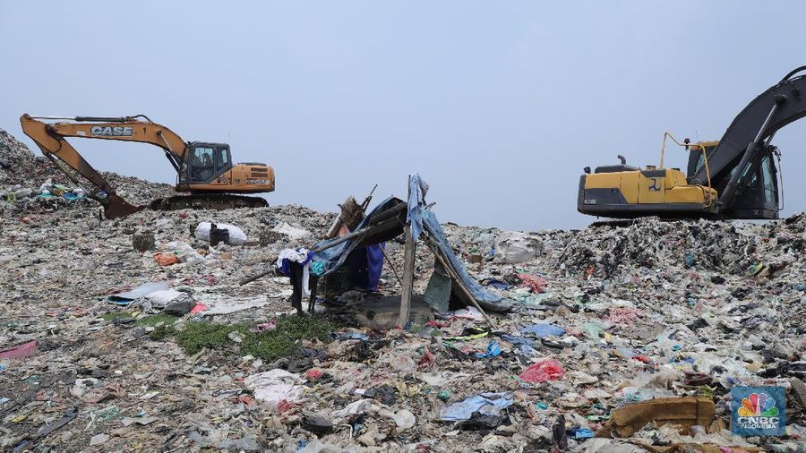 Limbah medis Covid-19 di TPA Burangkeng, Kebupaten Bekasi, Senin (25/10/2021). (CNBC Indonesia/Tri Susilo)