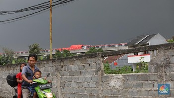 Pengakuan Warga, Ada Suara Keras Saat LRT Jabodebek Tabrakan