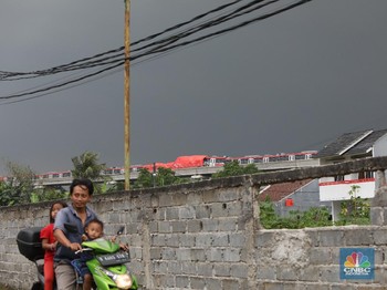 Pengakuan Warga, Ada Suara Keras Saat LRT Jabodebek Tabrakan