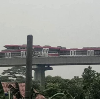 Foto-Foto Penampakan Tabrakan LRT Saat Diuji Coba