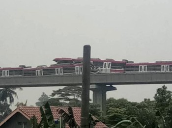 Foto-Foto Penampakan Tabrakan LRT Saat Diuji Coba