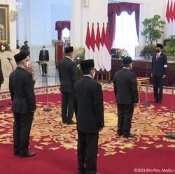 Jokowi Lantik 17 Duta Besar, Ada Rosan & Fadjroel Rachman!