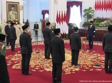 Jokowi Lantik 17 Duta Besar, Ada Rosan & Fadjroel Rachman!