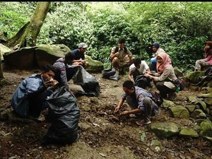 Ritual Buang Celana Dalam yang Ancam Gunung Sanggubana