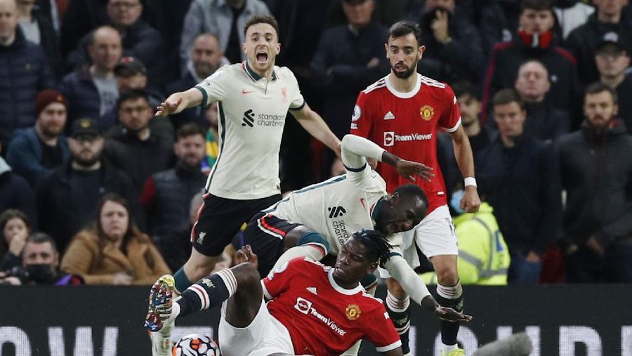 Soccer Football - Premier League - Manchester United v Liverpool - Old Trafford, Manchester, Britain - October 24, 2021 Liverpool's Naby Keita celebrates scoring their first goal REUTERS/Phil Noble EDITORIAL USE ONLY. No use with unauthorized audio, video, data, fixture lists, club/league logos or 'live' services. Online in-match use limited to 75 images, no video emulation. No use in betting, games or single club /league/player publications.  Please contact your account representative for further details.