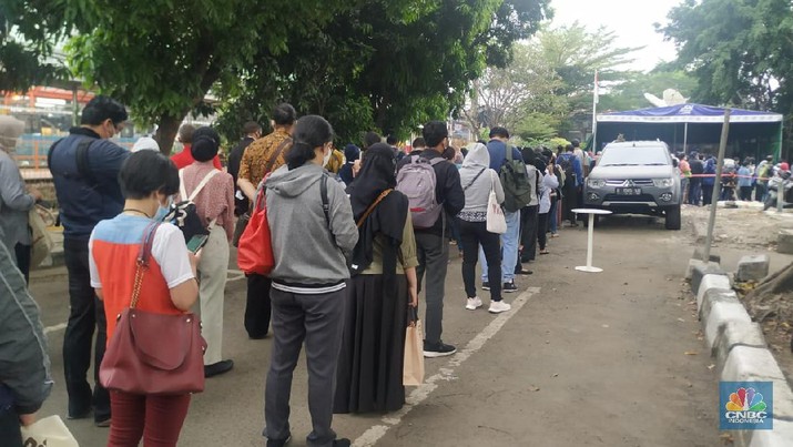 Antrean Penumpang KRL Bekasi (CNBC Indonesia/Tahir Saleh) Antrean Penumpang KRL Bekasi (CNBC Indonesia/Tahir Saleh)