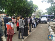 PeduliLindungi Eror, KRL Bekasi Chaos